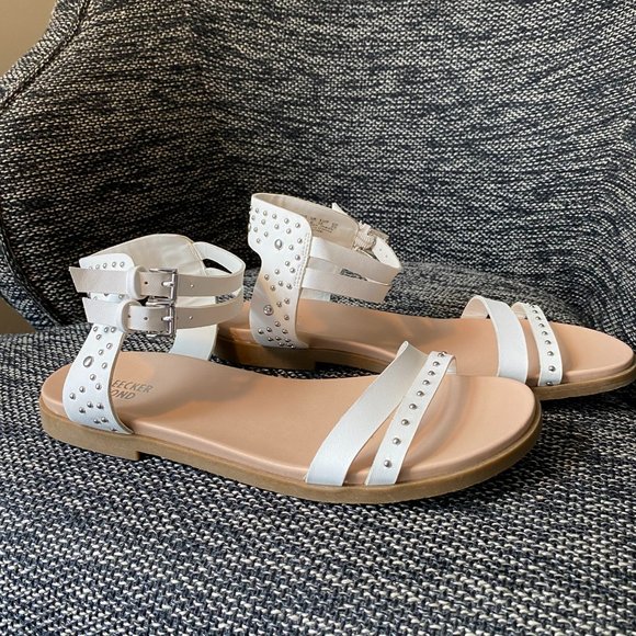 Bleecker & Bond Janine Sandal - Picture 1 of 4